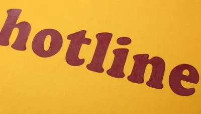 T-shirt Hotline Jaune avec Inscription rouge