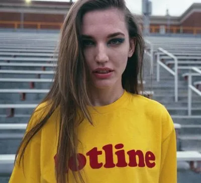 T-shirt Hotline Jaune avec Inscription rouge